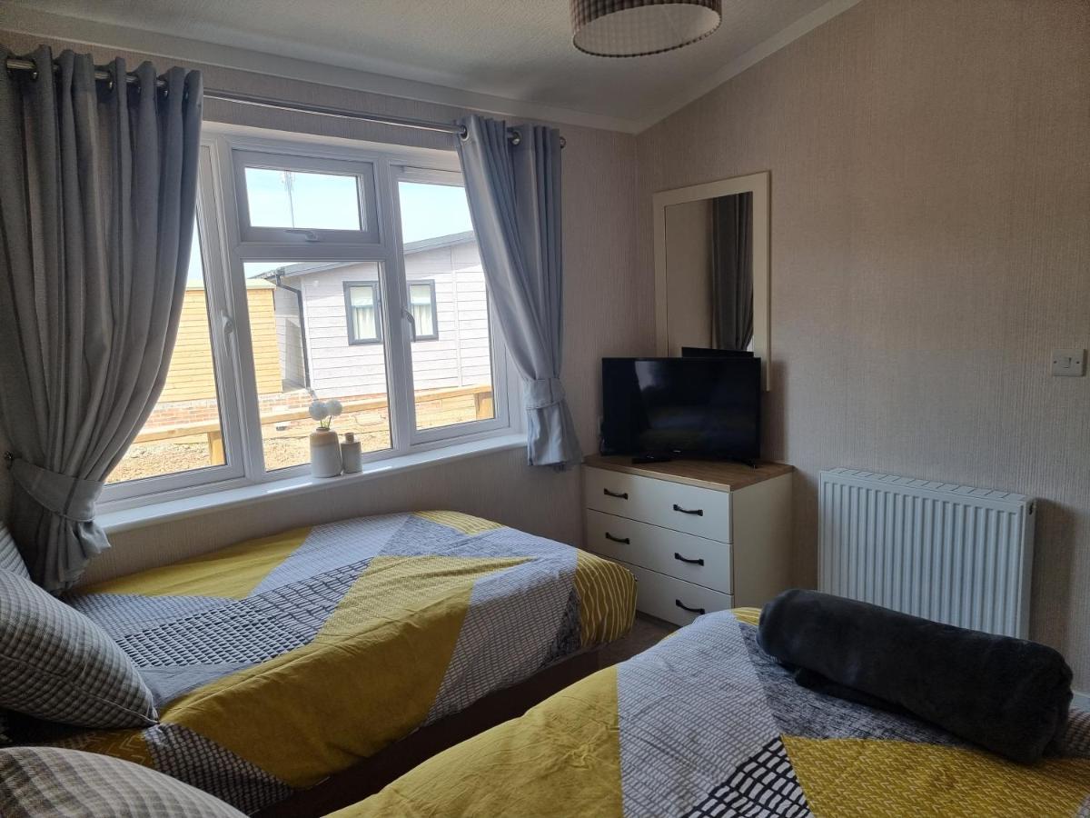 Holiday home Remarkable 2-bed Luxury In With Hottub *